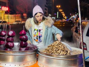 Lale Marzban Instagram - بهش گفتم از زیر باقالی ها بده 
می گه: چه فرقی می کنه؟؟؟ می گم: اگه فرق نمی کنه چرا می پرسی؟!
می گه: تو چرا می پرسی ؟
می گم: تو اول پرسیدی!