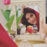 Lale Marzban Instagram - سال ۹۸ عزیز امیدوارم تمام لحظه هات پر از ارامش و دل خوشی واسه تک تکمون باشه سال نو مبارک ...💕💗🌷🌸