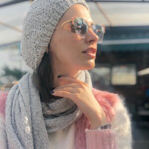 Lale Marzban Instagram - تنها منم که می دانم
چرا اغلب اوقات ساکتی
به اولین صبح پس از پایان جنگ شبیهی
آرامی و زیبا 
اما غمگین
به اولین صبحانه
در اولین روز صلح می مانی
شیرینی و دلچسب اما
تنها با گریه می توان به تو دست زد .
#الیاس_علوی
Photo: @sepideh_amd