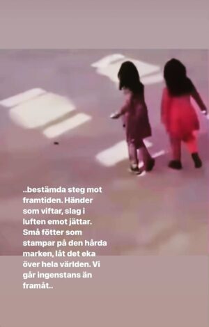 Laleh Pourkarim Instagram - ..bestämda steg mot framtiden. Händer som viftar, slag i luften emot jättar. 
Små fötter som stampar på den hårda marken, låt det eka över hela världen. 
Vi går ingenstans än framåt..

En dikt tillägnad dessa tre tjejer… och många många fler som ropar:
#zanzendegiazadi
