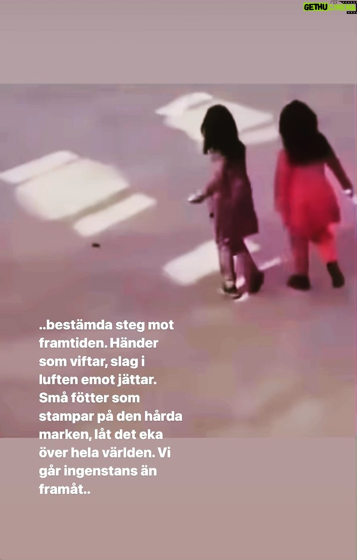 Laleh Pourkarim - 4.5K Likes - ..bestƤmda steg mot framtiden. HƤnder som viftar, slag i luften emot jƤttar.
SmƄ fƶtter som stampar pƄ den hƄrda marken, lƄt det eka ƶver hela vƤrlden.
Vi gƄr ingenstans Ƥn framƄt..
En dikt tillägnad dessa tre tjejer⦠och mÄnga mÄnga fler som ropar:
#zanzendegiazadi