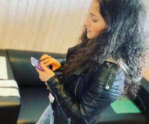 Laleh Pourkarim Instagram - Tar tid och smälta allt, att fatta…
men oj vad tacksam jag ändå är, det har jag fattat iallafall..

Ni som varit med ett tag vet att jag kan vara som en björn, går i ide ibland, blir borta ett tag.. och nu kommer en sån tid. Ni vet ju att jag ”är starkaste av oss men den svagaste ändå” det är dags att säga hej då till världen en stund, stänga av allt, vara tyst och försvinna.. men snälla vänta på mig för jag kommer tillbaka, som den förlorade sonen fast en förlorad dotter, som den starka fast den svaga, med värmen och ljuset som min enda ledtråd här i livet och min enda tråd till människor, det enda som drar mig ifrån ensamheten. 

Last minute preparations before “hurry up and wait” and then suddenly u r finally on stage doing what uv been preparing for ❤️