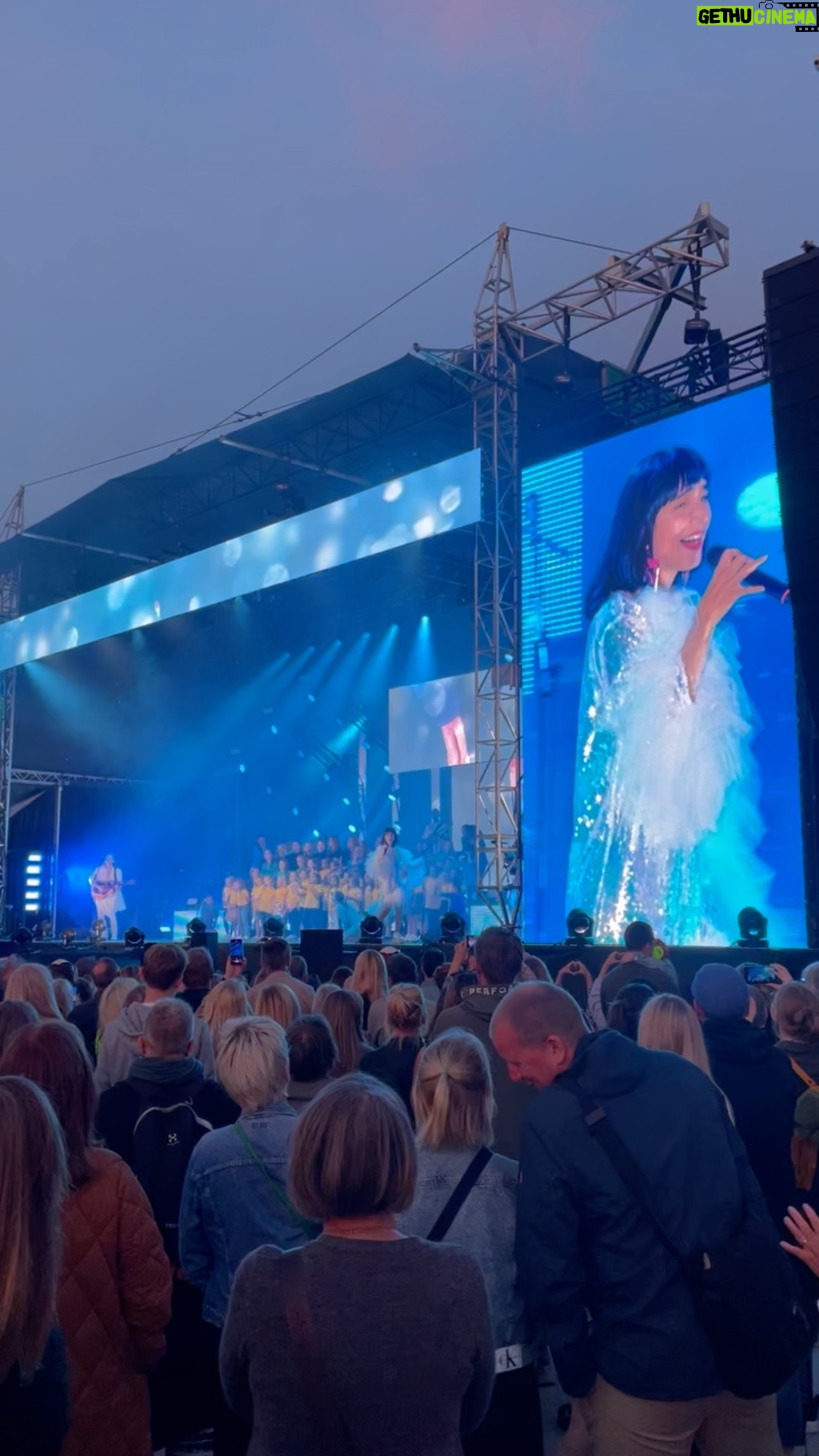 Laleh Pourkarim - 10.5K Likes - Tack LuleĆ„, vilken charmig publik, sĆ„ kul och hƶra er sjunga att ni ba ba bara ville va er āchāƤlva ! šø
och tack tusen tack till Kalix barnkƶr! WOW vilken fantastisk kƶrsƄng ni bjƶd pƄ! Tusen tusen tack!!!
š¦
