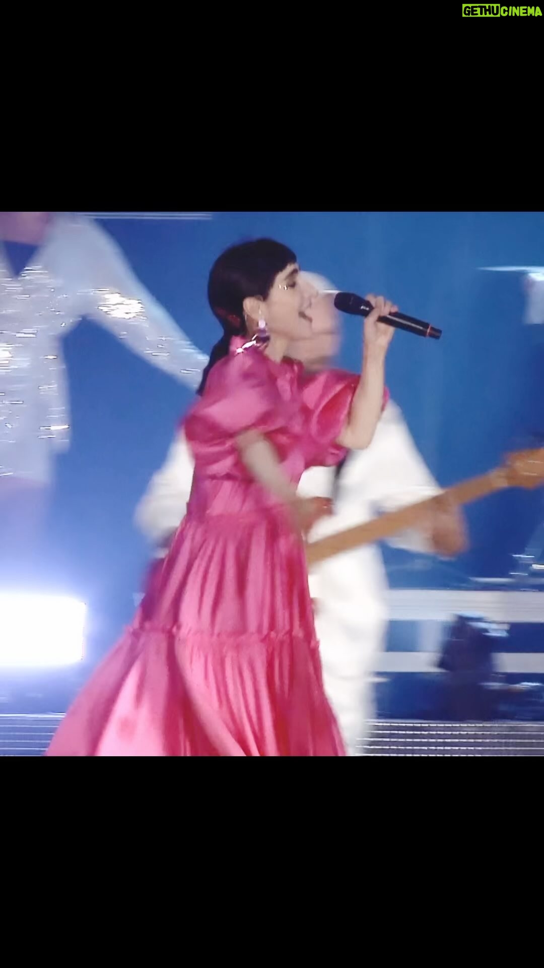 Laleh Pourkarim - 6.1K Likes - PƄ lƶrdag natt Ƥr sommarturnƩn 2023 ƶver, Ullevi blir den sista av dess sort och det kommer vara mƄnga kƤnslor som vƤntar pƄ mig pƄ sƶndagsmorgonen.. jag kƤnner av dem redan nu. BƄde glƤdjen och saknaden. Nu senast i Stockholm, vilken kvƤll!
Vilket Ƥventyr det har varit att fƄ skapa en sƄn hƤr fƶrestƤllning, tack till alla som hjƤlpt till, varit med och tack till er kƤra kƤra publik.
Tack @tobiasperssoncomedian ocksĆ„ fƶr fƶrpepp med publiken och att du kunde ādammsuga parkeringen efterā š!
Tack ocksƄ till @grandisongs fƶr att ni Ƥr vƤrldens bƤsta fƶrband!
Nu peppar vi infƶr Gƶteborg, alla hƤrliga gƤster som kommer komma och sƤga hej och hƤrliga publiken, nu har vi roligt pƄ lƶrdag, NU pƄ lƶrdag, kan inte fƶrstƄ att det redan Ƥr dags, sƄƄƄƄ Ullevi nu kƶƶƶƶƶr vi!