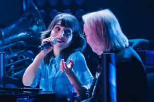 Laleh Pourkarim Instagram - Vart är vi på väg? 
Till Benny Anderssons orkester i fina Göteborg, vi är nåt På spåret..
