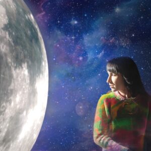 Laleh Pourkarim Instagram - Förr i tiden spelade man låtar live innan man släppte dem. 
Det ska vi göra i sommar, ni, kära kära publik ska bli först med att få höra nya låten Vargtimme. Den släpps egentligen 1 september efter turnén. Istället för att sitta i studion och undra ska jag få vara där tillsammans med er och underbara bandet när vi upplever låten för första gången. 
Vargtimme betyder mycket för mig då den utforskar de timmar mitt i natten när man måste möta sig själv, vi möter oss själva tillsammans i sommar, vi ses, Laleh