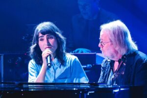 Laleh Pourkarim Instagram - Vart är vi på väg? 
Till Benny Anderssons orkester i fina Göteborg, vi är nåt På spåret..