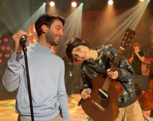 Laleh Pourkarim Instagram - I en konstig värld där så mycket känns på lossas är det skönt att påminnas om att ”vi är på riktigt”. Komma ihåg att bygga djupa relationer och tro på kärleken.. 

Tack till alla medverkande och Darin, fina kören och ja alla världens barn, alla ni där ute som gör världen bättre, ni är bäst.. #världensbarn