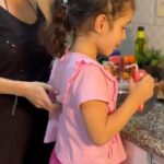 Lali González Instagram - Resumen de nuestro feriado.✨ Pasar momentos juntas usando todos los sentidos y la creatividad de Rafa es algo que valoro y disfruto muchísimo. Rafi se pone cada día más grande y los desafíos crecen con ella. 🫶🏼 Como ustedes ya saben, su jugo favorito @delvalle.py nos acompaña en todo momento 🍊♥️