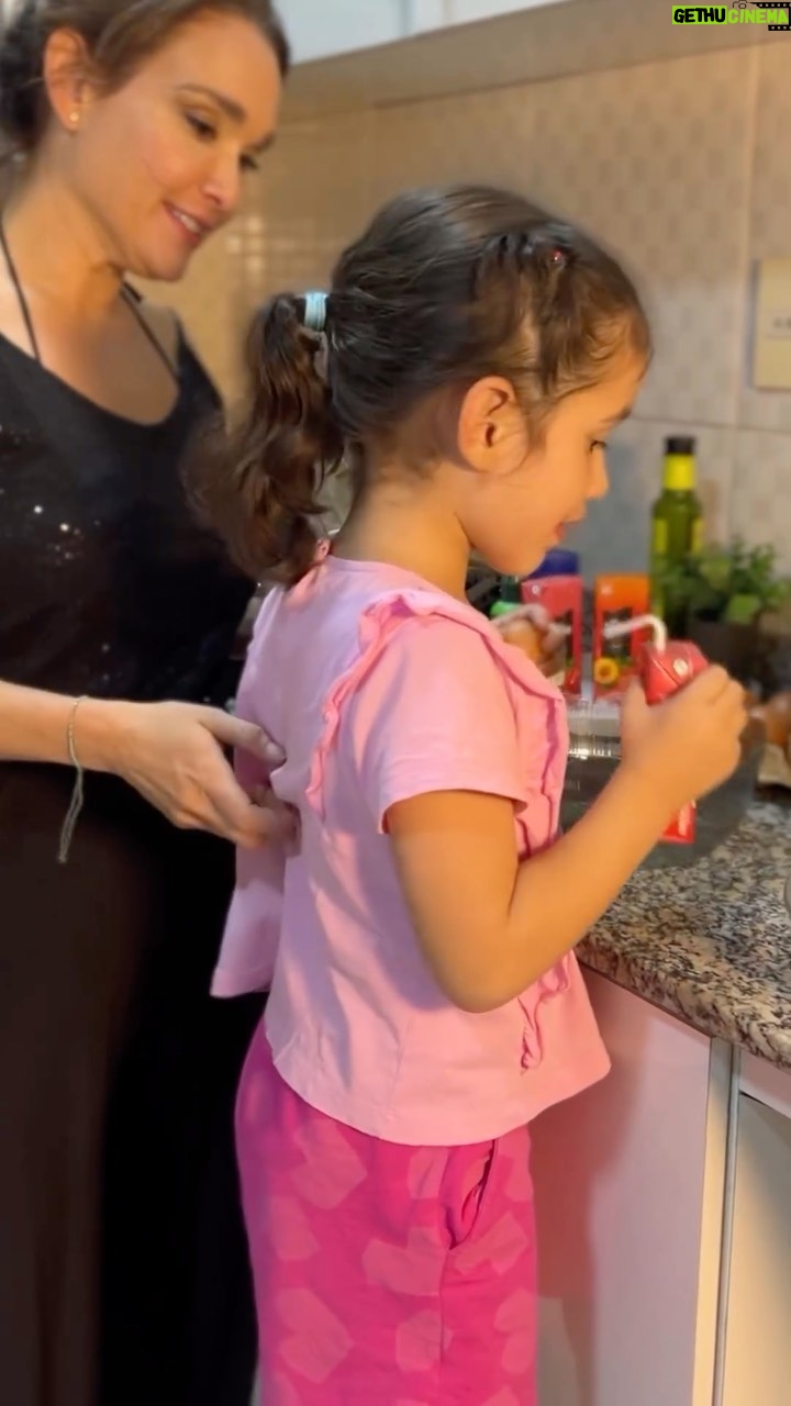 Lali González Instagram - Resumen de nuestro feriado.✨ Pasar momentos juntas usando todos los sentidos y la creatividad de Rafa es algo que valoro y disfruto muchísimo. Rafi se pone cada día más grande y los desafíos crecen con ella. 🫶🏼 Como ustedes ya saben, su jugo favorito @delvalle.py nos acompaña en todo momento 🍊♥️
