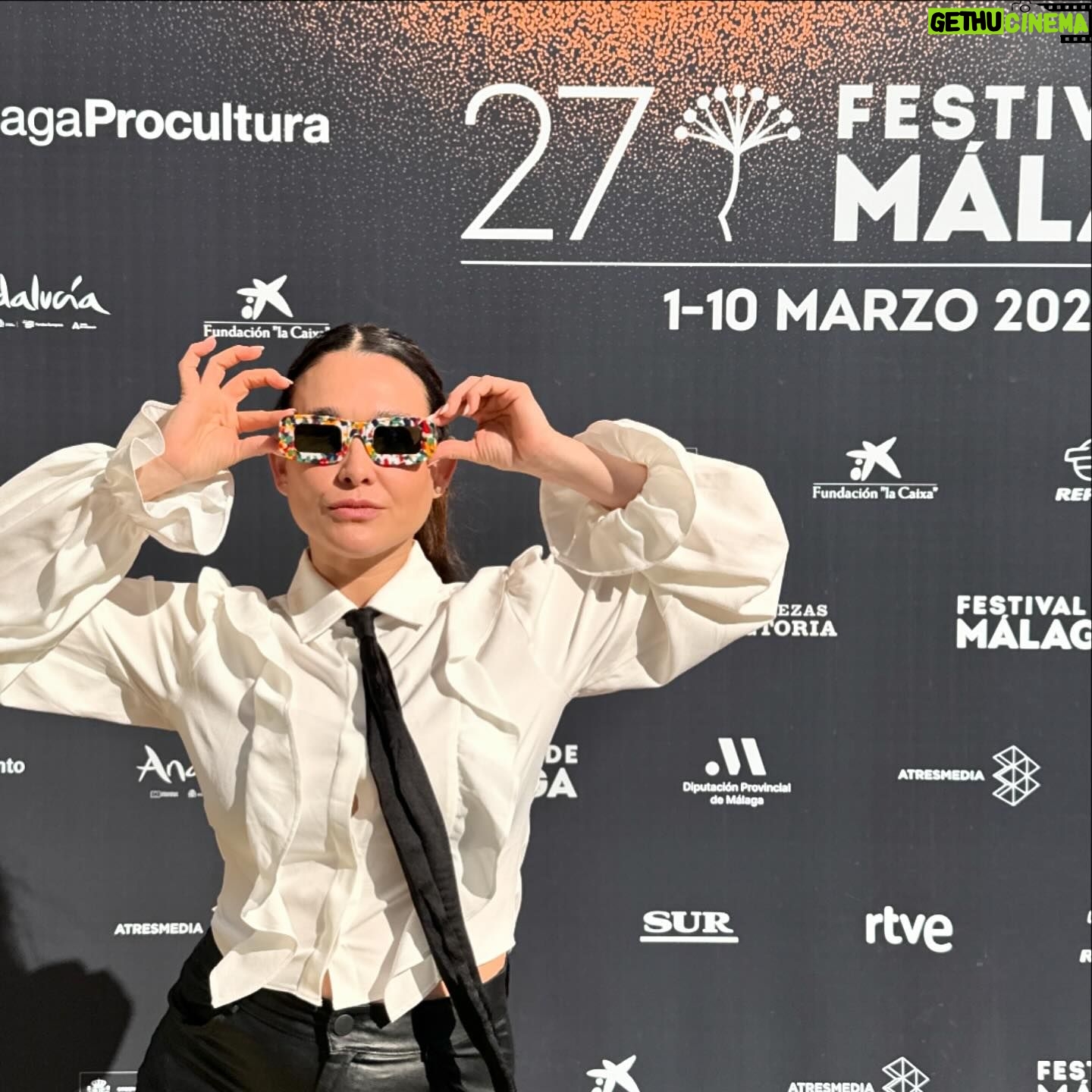 Lali González Instagram - Hola 🌡️🏆 Cuando empezó la movida ?🌟 ✨HOyY✨ Sin antes una selfie en el para luego pasar con este look @sabela.py a la alfombra del @festivalmalaga 14 años después de mi primer rodaje y 12 de mi primer festival de cine vuelvo a España con @7cajas y con una sorpresa que se viene 👋🏼♥️ Y olé 🔥🙏🏻🇪🇸 Representando a Paraguay en alto @senatur_py @inap_py