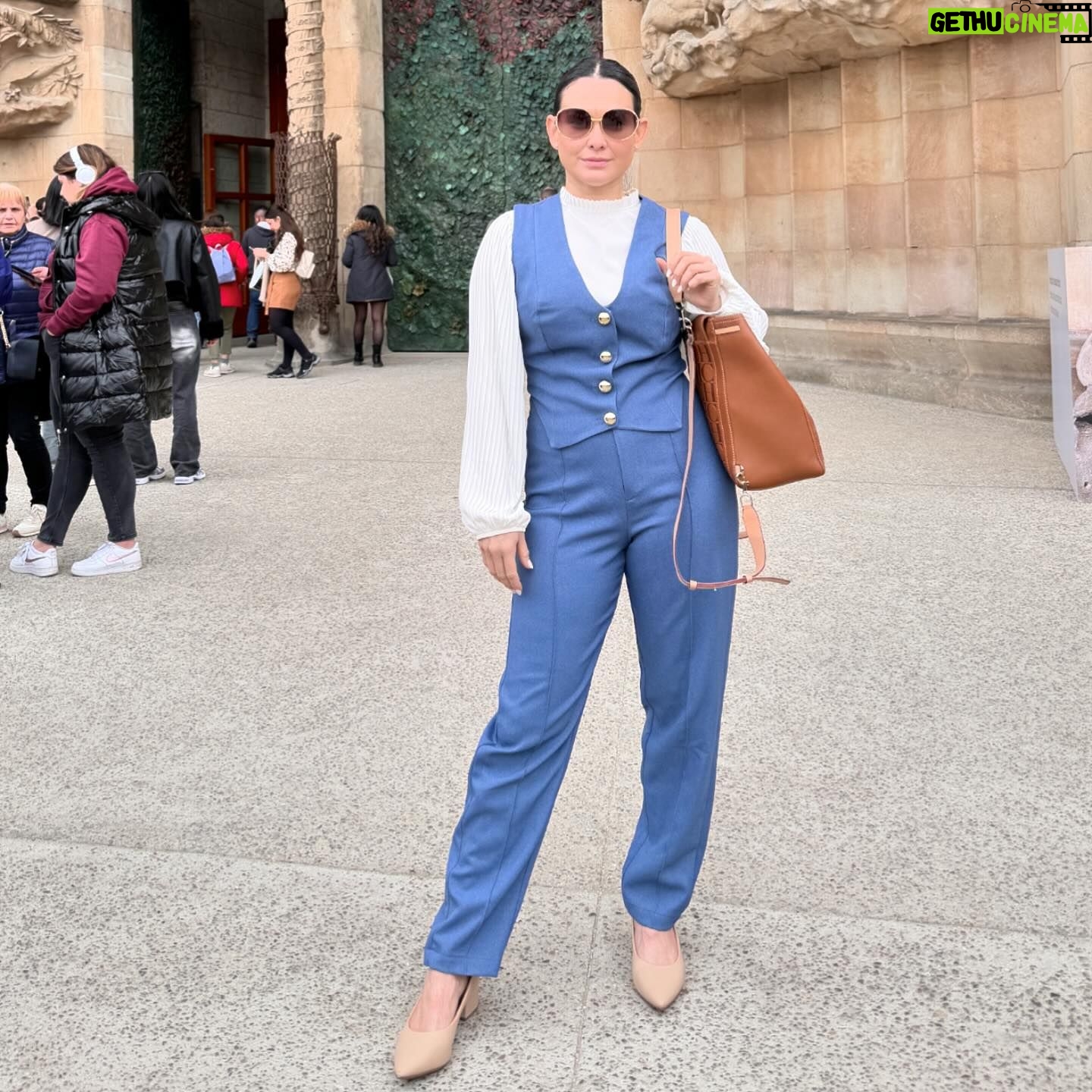 Lali González - 6.2K Likes - Barcelona ❤️🇪🇸
De Lalinga con amor para el 🌎
-Mi look @sabela.py by @charry @luxus_py 👗💥
-roaming @personalpy📲 🌟
-imágenes inéditas desde el iPhone 15 de @iostore.ok 📱✨
Hermosa compañía e invitación de @fatifernandezm y las bellezas paraguayas artistas de @mariadominga y @sifri_sanabria ❤️
🎬 Ahora rumbo al @festivalmalaga @festival.matiz ✨ ✈️ @senatur_py @inap_py ✨🌟