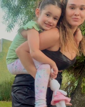 Lali González Instagram - El tiempo…pasa y no perdona. ⏱️ 
Estás más alta, mas cotorrita y más hermosa que nunca ! Las dos siempre seremos dinamita 🧨 ❤️Deseo que el tiempo pare y dejes de crecer ! Te amo con toda mi alma !
Gracias por estar conmigo en cualquier lugar del mundo 🌍