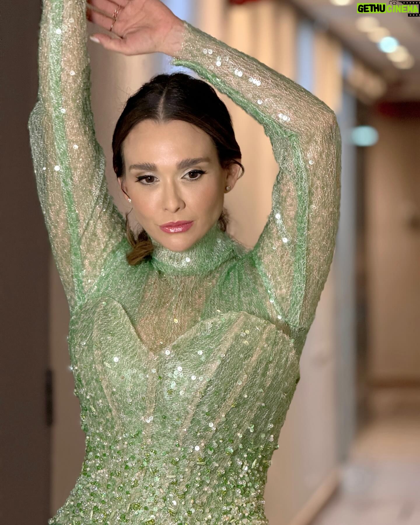Lali González Instagram - Estrenamos🔥 📺 El look que elegí para la gala de apertura como jurado del @bailaconmigopy fue del talentoso diseñador Paraguayo @andres.baez1 a quien admiro un montón👑❤️🔥 Y como siempre me acompaña el equipo ganador de @blowhairstyle Make up & Hair @falumakeupandhair @marcosinvernizzi para @blowhairstyle 💇🏻♀️ 💄 Nos vemos de Lunes a Jueves a las 21:45hs por @telefuturo La energía no se equivoca 💘💖