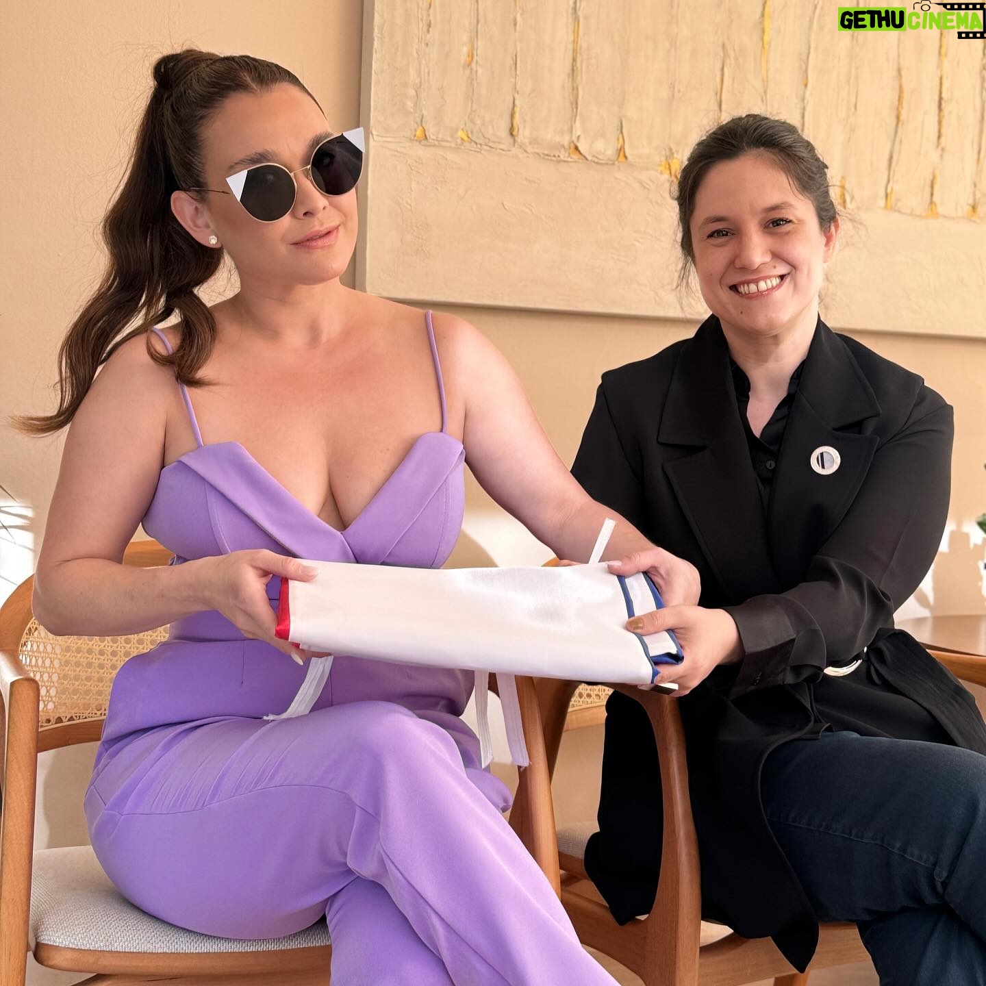 Lali González Instagram - Hoy nuestro cine nos posiciona en el mundo y en el mapa como país haciendo historia y avanzando en el camino de proyectarnos como uno de los mejores destinos fílmicos 🇵🇾 Gracias al Presidente de La República @santipenapy por abrirnos las puertas y acceder a una mesa de diálogo con respecto al futuro del Audiovisual Paraguayo y trabajar sobre la proyección del crecimiento de nuestra industria 🇵🇾 Gracias a la Ministra de Turismo @angieduartepy y al Presidente por honrarme con el título Embajadora Honorífica de Turismo y an mis compañeros por nombrarme en su momento embajadora del Cine Paraguayo. 🇵🇾 Confío en mi país. Confío en nuestra gente. Tenemos muchas historias por contar 🇵🇾