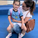 Lali González Instagram – Hoy empezamos las clases y ella está solamente feliz!♥️
Te admiro y te amo mi niña buena y fuerte que atropella los cambios sin miedo al éxito 🫶🏼
Celebro tu sonrisa 🌟