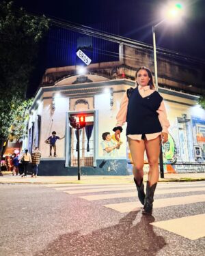 Lali González Instagram - No le digas te amo…decile te parto ❤️

Por fin en Buenos Aires 🫶🏼🇦🇷🙌🏻

Que comience la Furia 🔥