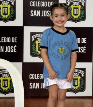 Lali González Instagram - Hoy empezamos las clases y ella está solamente feliz!♥️
Te admiro y te amo mi niña buena y fuerte que atropella los cambios sin miedo al éxito 🫶🏼
Celebro tu sonrisa 🌟