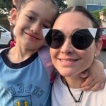 Lali González Instagram – Hoy empezamos las clases y ella está solamente feliz!♥️
Te admiro y te amo mi niña buena y fuerte que atropella los cambios sin miedo al éxito 🫶🏼
Celebro tu sonrisa 🌟