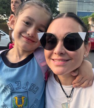 Lali González Instagram - Hoy empezamos las clases y ella está solamente feliz!♥️
Te admiro y te amo mi niña buena y fuerte que atropella los cambios sin miedo al éxito 🫶🏼
Celebro tu sonrisa 🌟