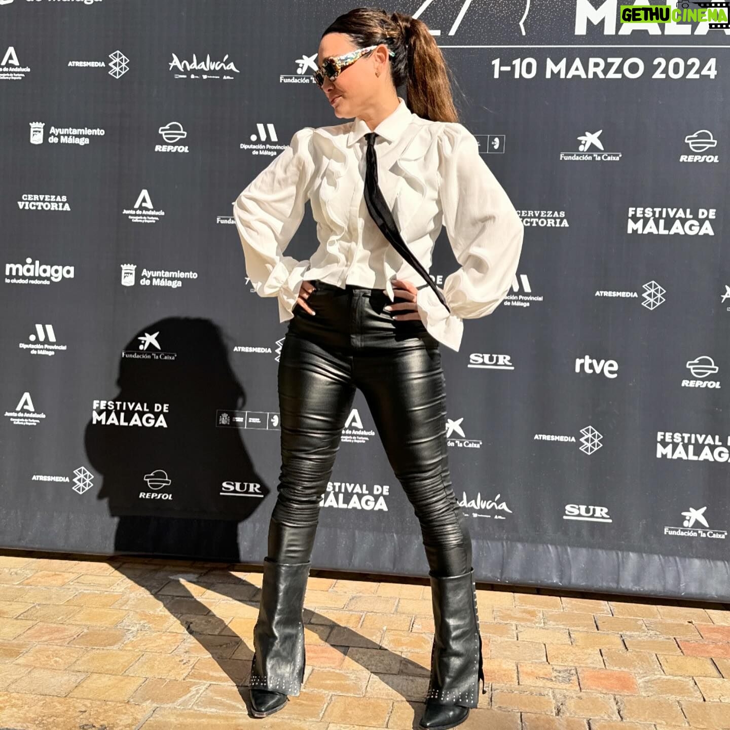 Lali González Instagram - Hola 🌡️🏆 Cuando empezó la movida ?🌟 ✨HOyY✨ Sin antes una selfie en el para luego pasar con este look @sabela.py a la alfombra del @festivalmalaga 14 años después de mi primer rodaje y 12 de mi primer festival de cine vuelvo a España con @7cajas y con una sorpresa que se viene 👋🏼♥️ Y olé 🔥🙏🏻🇪🇸 Representando a Paraguay en alto @senatur_py @inap_py