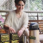 Lali González Instagram - No es Jueves de Tbt, pero con esta foto de mi paso por Baires quiero recordarles este datito a mis amigos en Argentina 🇦🇷 Si están con ganas de tomar un delicioso terere 🧉 pueden hacer su pedido online de @yerbamatekurupi con @centralcomonline o también lo encontras en cualquier @coto_ar ¡Estar lejos ya no es una excusa! 🧉 Ah! Y si refresca, un datazo! Lo utilizas como mate y seguís disfrutando. ¿Qué más queres? ♥️🌺🍊