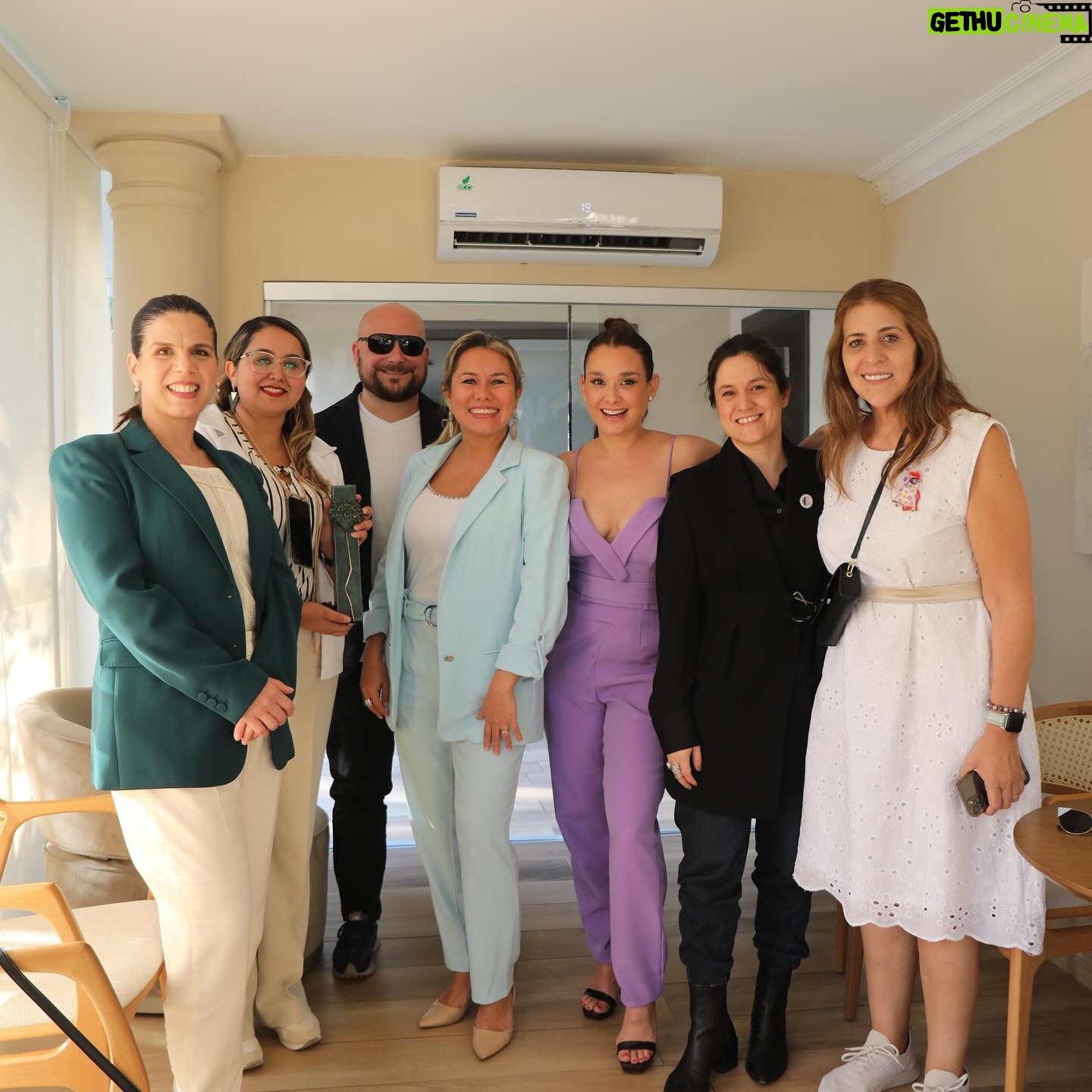 Lali González Instagram - Hoy nuestro cine nos posiciona en el mundo y en el mapa como país haciendo historia y avanzando en el camino de proyectarnos como uno de los mejores destinos fílmicos 🇵🇾 Gracias al Presidente de La República @santipenapy por abrirnos las puertas y acceder a una mesa de diálogo con respecto al futuro del Audiovisual Paraguayo y trabajar sobre la proyección del crecimiento de nuestra industria 🇵🇾 Gracias a la Ministra de Turismo @angieduartepy y al Presidente por honrarme con el título Embajadora Honorífica de Turismo y an mis compañeros por nombrarme en su momento embajadora del Cine Paraguayo. 🇵🇾 Confío en mi país. Confío en nuestra gente. Tenemos muchas historias por contar 🇵🇾