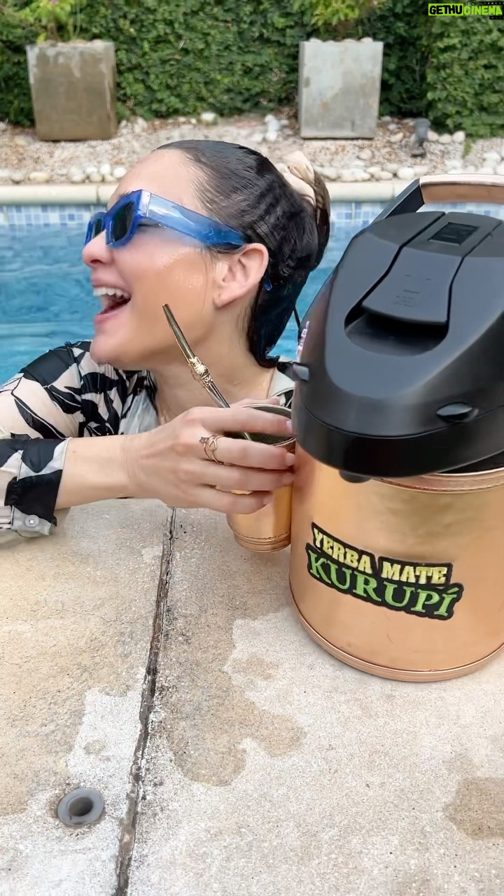 Lali González Instagram - Así de arrasada me siento 🌊 Cuando me dicen que viene la ola de calor, cuando caen las redes, cuando te dicen que te pagan la próxima semana. Menos mal que puedo combatir con @yerbamatekurupi ☀️ 🏖️