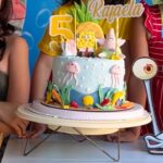 Lali González Instagram – “Quiero mi cumple de Bob esponja en mi casa de 🇵🇾 en donde yo nací con mis primas y mis abuelos“
Mamá dejo todo y como te lo prometió…cumplió !
Tus padres, familiares y amigos te aman mi Rafa y siempre vas a unirnos para celebrar el amor y la vida ♥️
Tu sonrisa hace que mi corazón descanse y se sienta aliviado en este vertiginoso camino de la maternidad y construcción como mujer♥️
Gracias @laomapy por los dulces y la Torta cumpliste el sueño de Rafa !
@bacon.py las hamburguesas deliciosas
Asunción-Paraguay
Febrero 2024💓🫶🏼🌟