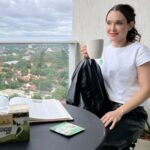Lali González Instagram – ¿Sabías que hoy es el día del té? 
Si, asi mismo ☕️ 

Desde hace un tiempo que decido acompañar mis momentos en silencio y de reflexión con una infusión calentita.

Aprovecho y te quiero contar que con @teguaranioficial hoy hay más de 2.000 saquitos en diferentes espacios como supermercados y shoppings para que puedas llevar gratis el tuyo. 

Hace como yo y termina tu día acompañado de un delicioso @teguaranioficial. 🤍