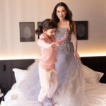 Lali González Instagram – Mi niña Bonita♥️💓
–
–
Era un agosto del 2018 y el ecógrafo me dijo : es un bebé saludable. Queres que sea una sorpresa el sexo o ya te lo digo !?
-Prefiero que sea sorpresa le respondí…segundos después al bajarme de la camilla “DECIMeeeee no aguanto más quiero saber “???!!!!
– Es una Nena !🫶🏼♥️💓
-Bien carajo !!! (grité en plena ecografía )
Hoy entiendo porque tanto te espere ! 😍
Mi niña sabia y fuerte que va conmigo a todos lados 😍
Toda mi vida te pense y te soñé ♥️
Hace 5 años que me explota el corazón cada mañana al despertarme y saber que soy tu mamá !
Te amo Rafaela 🌟
Feliz cumple mi piscis con luna en leo☺️👀🌔🌛