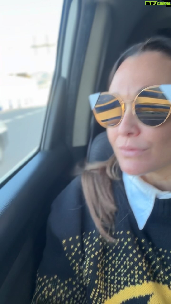 Lali González Instagram - Un viaje lo cura todo. ❤️🫶🏼 Así estaba escrito un sticker por la maleta de una viajante. Con lágrimas en los ojos se despedía ella y su hija de su tierra, de sus familiares y me retumba hasta ahora el significado de “un viaje lo cura todo” La vida es como el cine 🎬🎥 Aplica a todos los seres humanos que todavía creemos en el camino de la resiliencia cada cual sabe donde le aprieta el zapato.👠 La vida es un viaje, estamos de paso … que valga la pena❤️