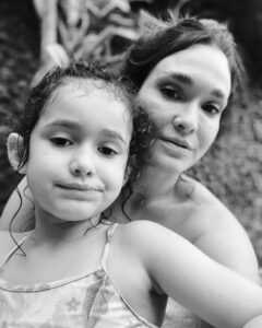 Lali González Instagram - El tiempo…pasa y no perdona. ⏱️ Estás más alta, mas cotorrita y más hermosa que nunca ! Las dos siempre seremos dinamita 🧨 ❤️Deseo que el tiempo pare y dejes de crecer ! Te amo con toda mi alma ! Gracias por estar conmigo en cualquier lugar del mundo 🌍