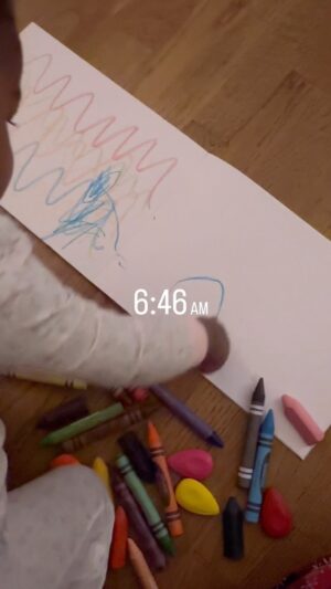 Lanisha Cole Instagram - This is how we spend our mornings 🎨❤️ I leave her crayons and paper out for easy access whenever she wants to draw ✨There’s literally nothing better than spending these moments with her in peace and creative energy ✨
.
.
#onyxice