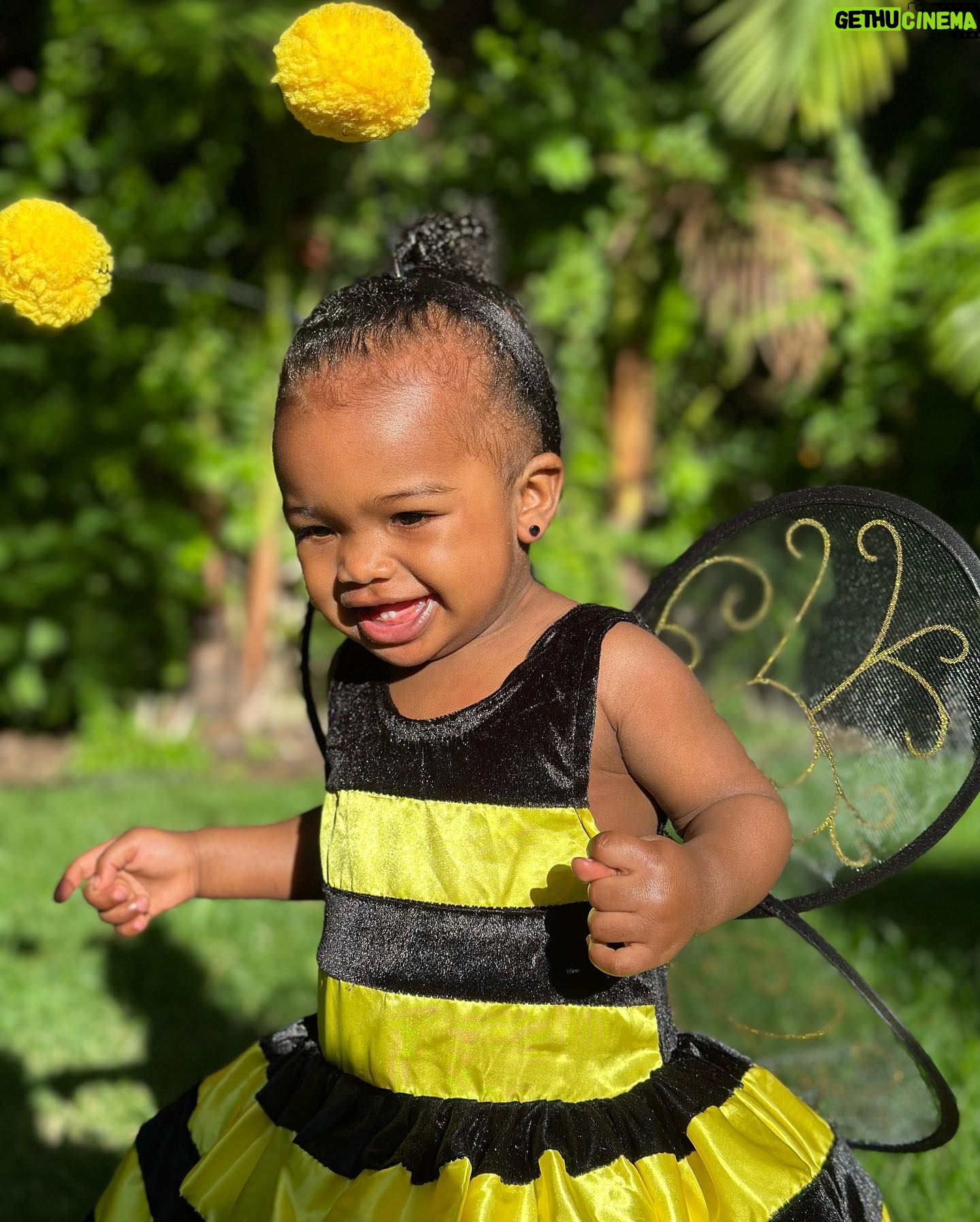 Lanisha Cole Instagram - HAPPY Halloween! 🐝❤️🐄 . . #onyxice #halloweencostumes