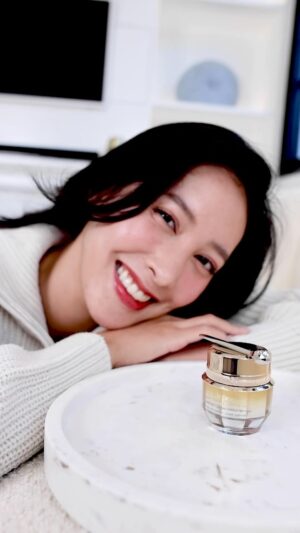 Lanlalin Tejasa Weckx Instagram - วันนี้เบลมาแชร์ทริคดูแลผิวรอบดวงตาของเบลด้วย Enhancing Eye Contour Cream Supreme, @CledePeauBeaute ครบจบทุกปัญหาผิวรอบดวงตา ทั้งริ้วรอย ความหย่อนคล้อย และความหมองคล้ำใต้ตา ตัวเดียวจบ ใช้แล้วชอบมากๆเลยค่ะ✨

available at www.cledepeau-beaute.co.th

#TheAgeArtists #EnhancingEyeContourCream 
#CPBCollectve  #CledePeauBeauteThailand  @cledepeaubeaute