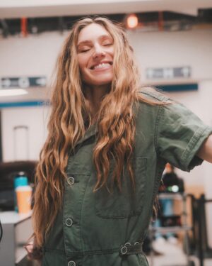Lara Pictet Instagram - … 𝙰𝚗𝚍 𝚝𝚑𝚊𝚝’𝚜 𝚊 𝚠𝚛𝚊𝚙 𝚘𝚗 𝚃𝚑𝚎 𝙲𝚑𝚛𝚒𝚜𝚝𝚖𝚊𝚜 𝚂𝚙𝚎𝚌𝚒𝚊𝚕 🎬
•
•
Thank you @sergiolovesfilm for the beautiful pictures 🧡
What a great crew and cast, thank you 🙏🏻