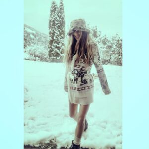 Lara Pictet Instagram - 𝒞𝒽𝒾𝓁𝓁𝒾𝓃’ 𝒾𝓃𝓉𝑜 𝓉𝒽𝑒 𝓃𝑒𝓌 𝓎𝑒𝒶𝓇. 𝐿𝒾𝓉𝑒𝓇𝒶𝓁𝓁𝓎 ❄️ 
𝒲𝒽𝒾𝓁𝑒 𝒥𝒶𝒾𝒶 𝓂𝒶𝓈𝓉𝑒𝓇𝓈 𝓉𝒽𝑒 𝒶𝓇𝓉 𝑜𝒻 𝒾𝓃𝒹𝒾𝒻𝒻𝑒𝓇𝑒𝓃𝒸𝑒 🤍