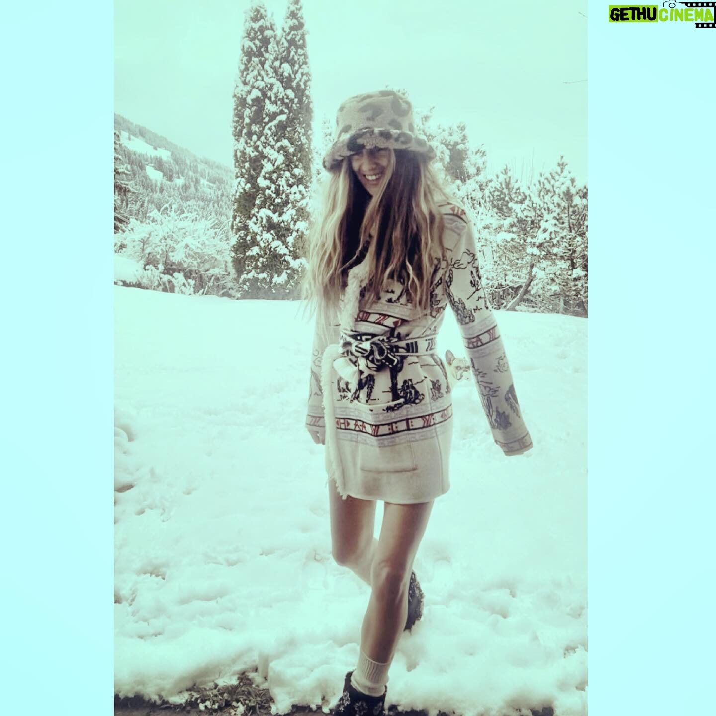 Lara Pictet - 7.3K Likes - 𝒞𝒽𝒾𝓁𝓁𝒾𝓃’ 𝒾𝓃𝓉𝑜 𝓉𝒽𝑒 𝓃𝑒𝓌 𝓎𝑒𝒶𝓇. 𝐿𝒾𝓉𝑒𝓇𝒶𝓁𝓁𝓎 ❄️
𝒲𝒽𝒾𝓁𝑒 𝒥𝒶𝒾𝒶 𝓂𝒶𝓈𝓉𝑒𝓇𝓈 𝓉𝒽𝑒 𝒶𝓇𝓉 𝑜𝒻 𝒾𝓃𝒹𝒾𝒻𝒻𝑒𝓇𝑒𝓃𝒸𝑒 🤍