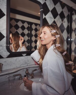 Lara Pictet Instagram - 𝐻𝑒𝓇𝑒’𝓈 𝓉𝑜 𝓈𝓂𝒾𝓁𝒾𝓃𝑔 𝓂𝑜𝓇𝑒 𝒶𝓃𝒹 𝓌𝑜𝓇𝓇𝓎𝒾𝓃𝑔 𝓁𝑒𝓈𝓈 😌