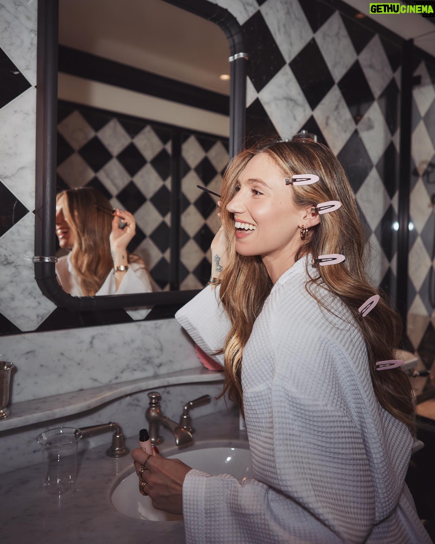 Lara Pictet - 7.1K Likes - 𝐻𝑒𝓇𝑒’𝓈 𝓉𝑜 𝓈𝓂𝒾𝓁𝒾𝓃𝑔 𝓂𝑜𝓇𝑒 𝒶𝓃𝒹 𝓌𝑜𝓇𝓇𝓎𝒾𝓃𝑔 𝓁𝑒𝓈𝓈 😌