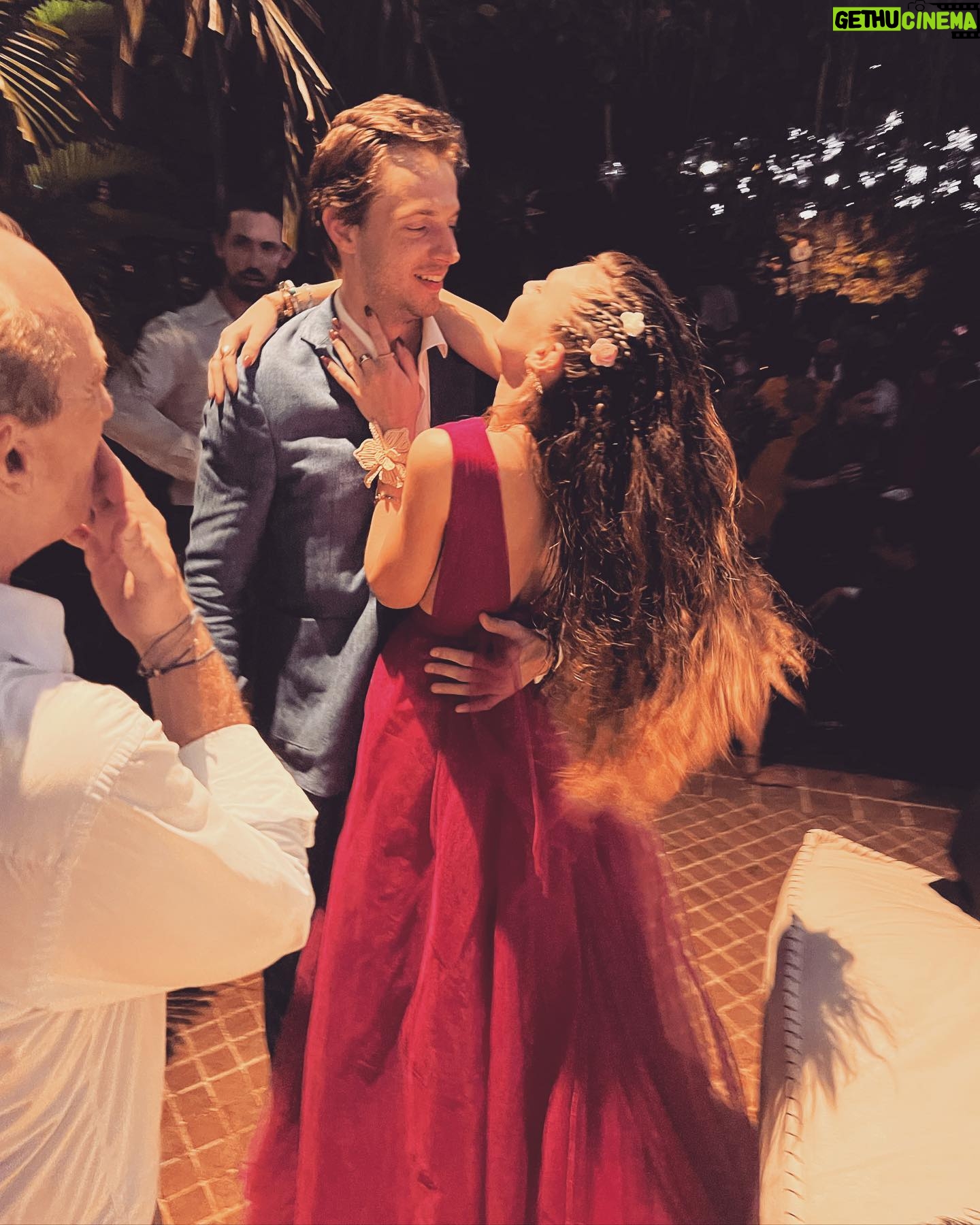 Lara Pictet - 1.2K Likes - Better late than never 🌴 #CloJo 💐 🐚 Missing every part of this. A union forever filled with love, joy, family and total and complete abundance.
📸 photo cred @chloe_said