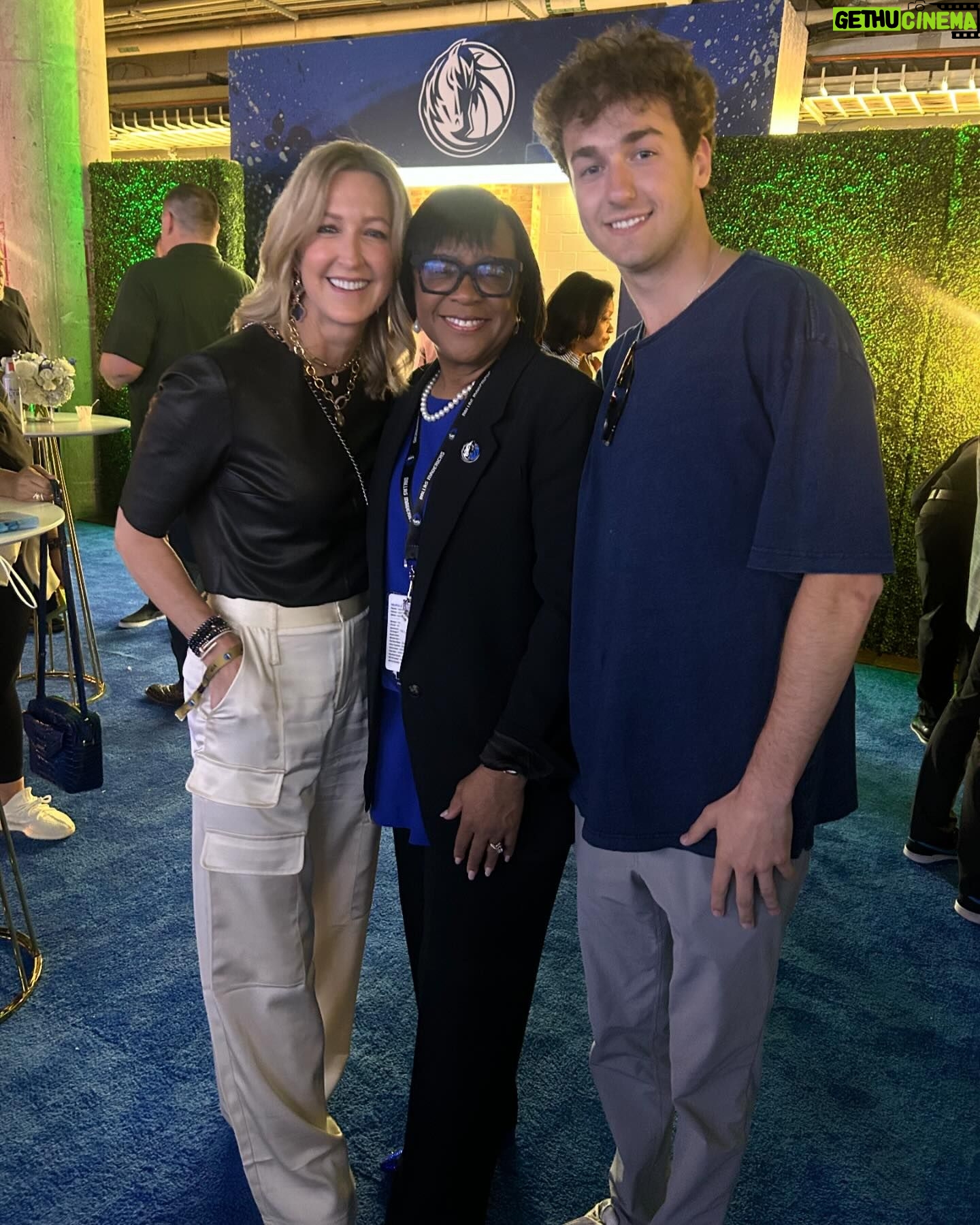 Lara Spencer Instagram - BEST time at the Mavs game w my boy. Thank you Cynt, Lisa, Erin and whole Mavs gang 💙. Good luck in the playoffs!! #lukaformvp