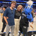 Lara Spencer Instagram - BEST time at the Mavs game w my boy. Thank you Cynt, Lisa, Erin and whole Mavs gang 💙. Good luck in the playoffs!! #lukaformvp