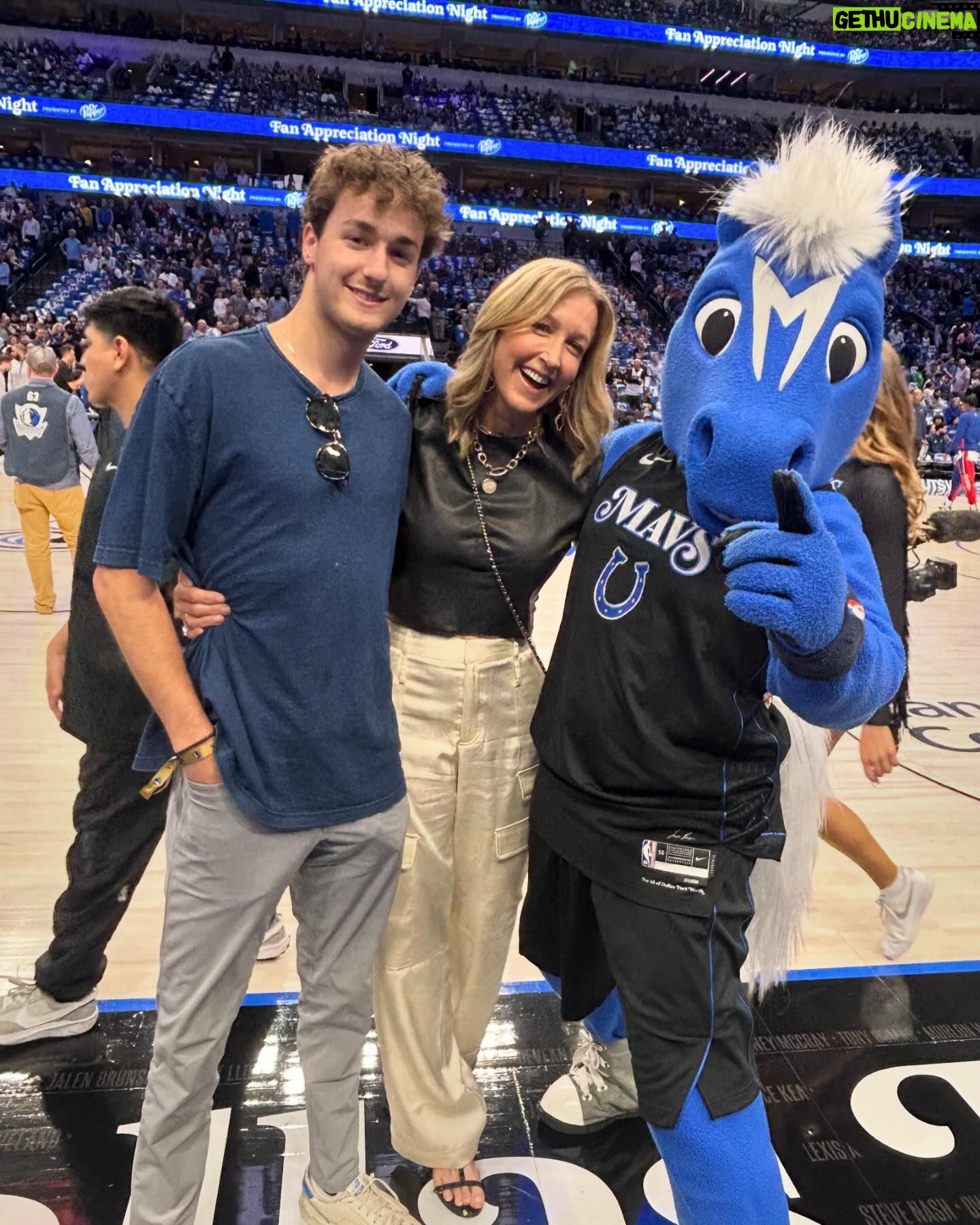 Lara Spencer Instagram - BEST time at the Mavs game w my boy. Thank you Cynt, Lisa, Erin and whole Mavs gang 💙. Good luck in the playoffs!! #lukaformvp