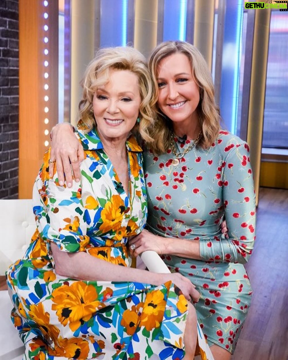Lara Spencer Instagram - 3 pics to prove that love at first sight is a real thing. And not just in romance. My instant pal Jean Smart and I already have a date to go flea marketing!!!!! ( and I promised not to ask too many questions about her brilliant shows Hacks, Mare of Easttown, or Designing Women. That one is going to be tough ❤️)