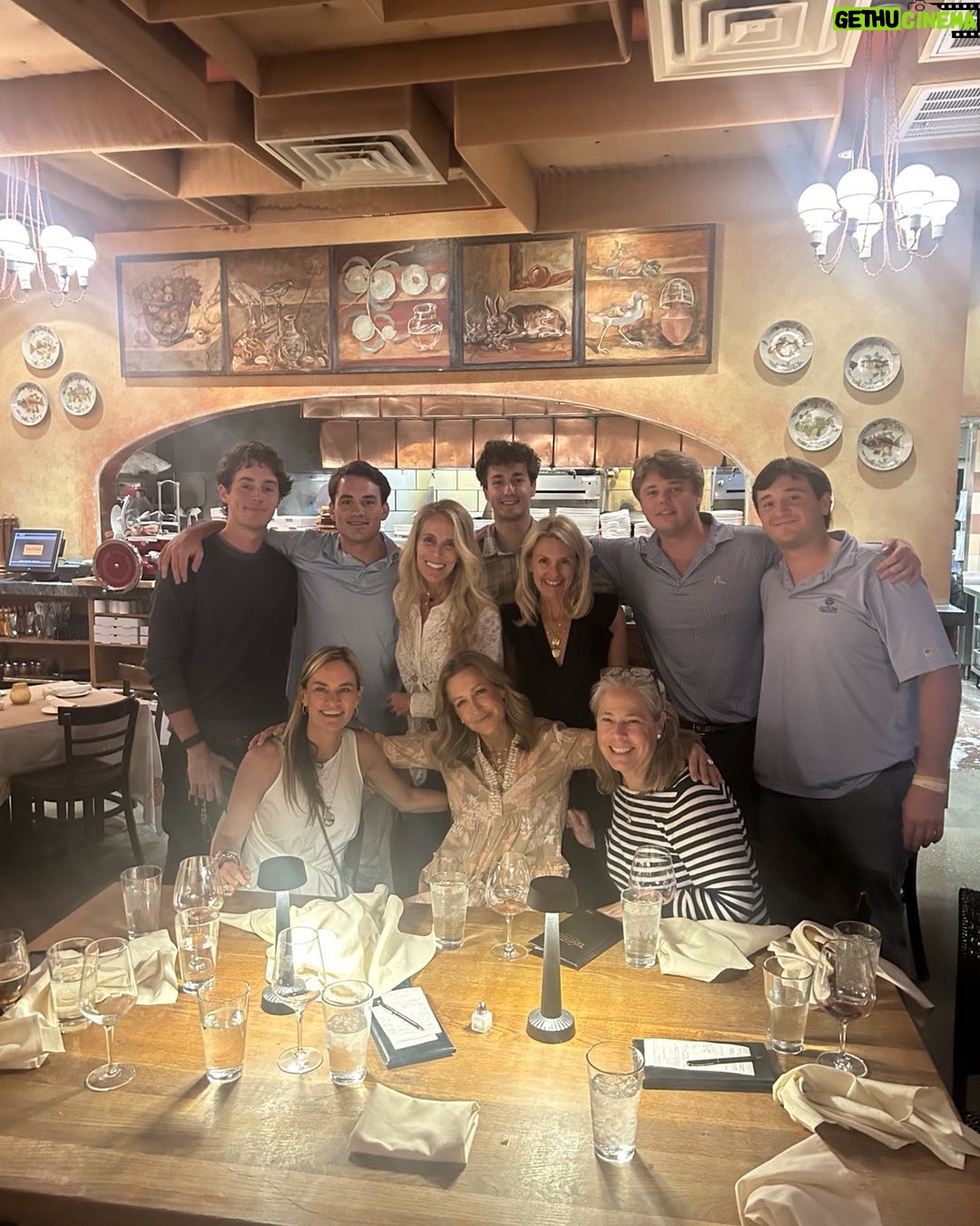 Lara Spencer Instagram - Moms in disbelief their boys are already Juniors. #SMU #momsweekend #SAE