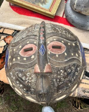 Lara Spencer Instagram - Who's ready for some flea market flipping.??! Went to my ol' stomping grounds yesterday (swipe to see some of the fun finds!) and boy do I miss it.  It may be time..... #fleamarketflip