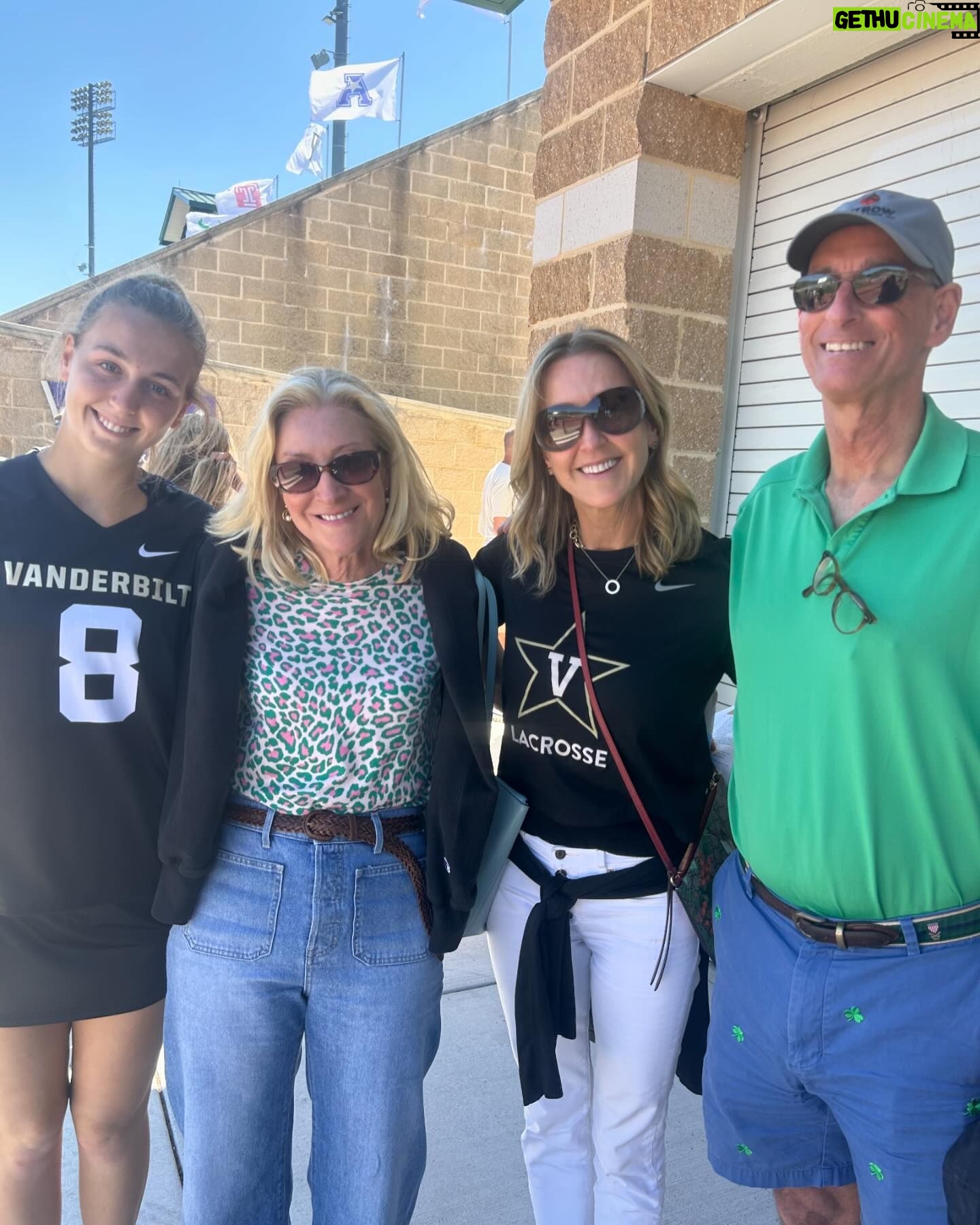 Lara Spencer Instagram - Away Game at JMU meant my VA based big brother and SIL could come cheer for my great Kate number 8. #anchordown #godores