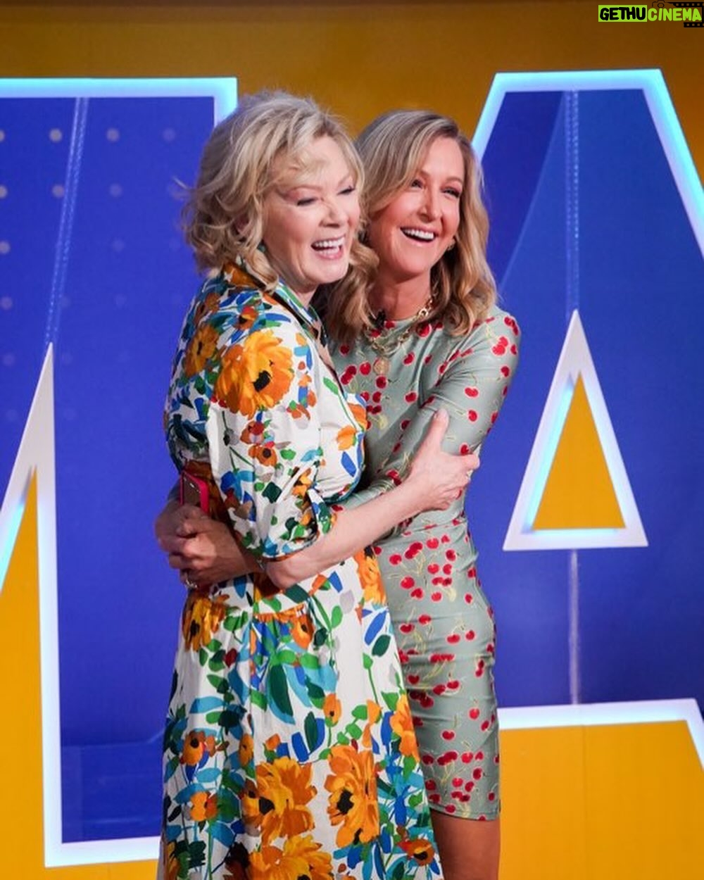 Lara Spencer Instagram - 3 pics to prove that love at first sight is a real thing. And not just in romance. My instant pal Jean Smart and I already have a date to go flea marketing!!!!! ( and I promised not to ask too many questions about her brilliant shows Hacks, Mare of Easttown, or Designing Women. That one is going to be tough ❤️)